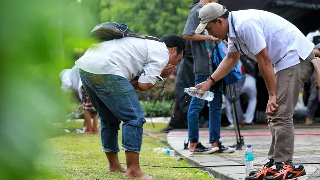 Demo 2 Desember, Indahnya Berbagi Air Wudu