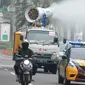 Mobil gunners spraying Palang Merah Indonesia (PMI) melakukan penyemprotan disinfektan di kawasan Jalan Asia Afrika, Jakarta, Kamis (7/5/2020). Selama PSBB Jakarta dan sekitarnya, PMI melakukan penyemprotan berskala besar se-Jabodetabek sebagai upaya pencegahan Covid-19. (merdeka.com/Dwi Narwoko)