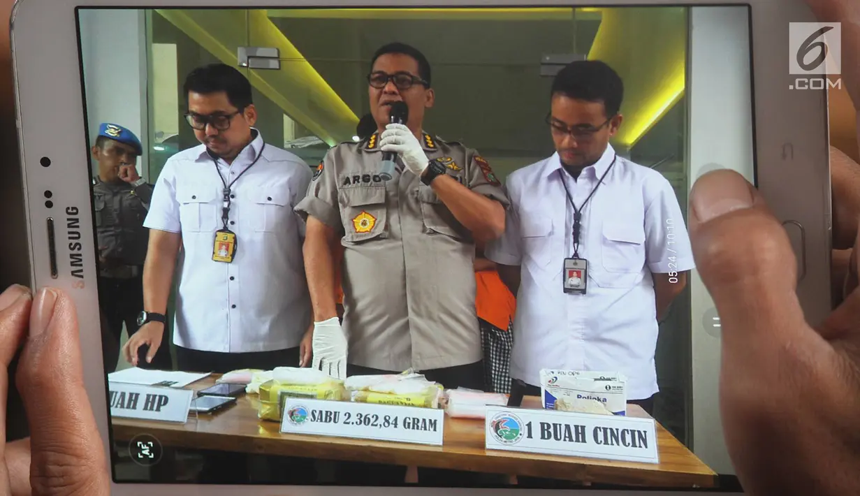 Kabid Humas Polda Metro Jaya, Kombes Pol Argo Yuwono (tengah) menunjukkan barang bukti beserta tersangka kasus narkotika jenis sabu di Polda Metro Jaya, Jakarta, Rabu (16/1). (Liputan6.com/Immanuel Antonius)