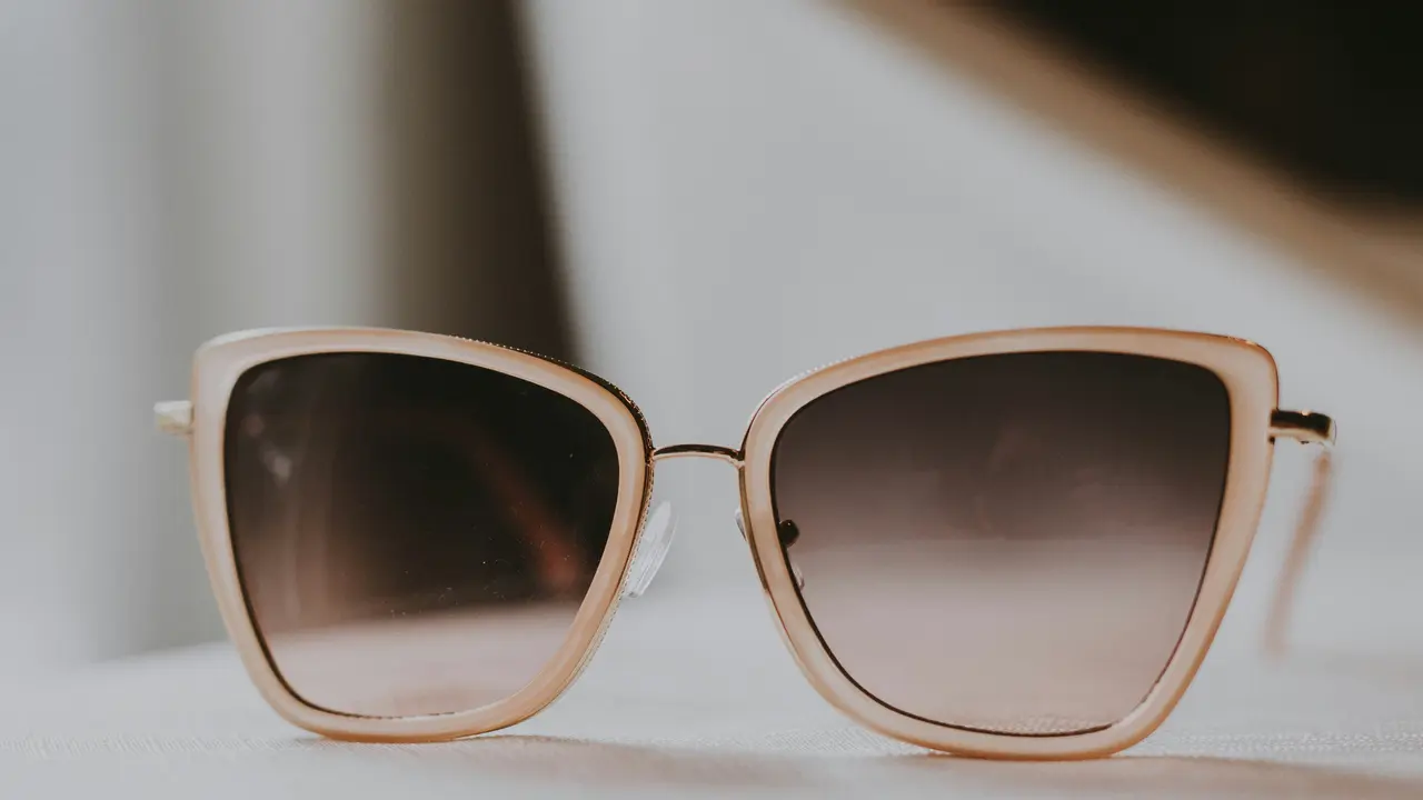 Tampil Catchy dengan Kacamata Frame Cat Eye