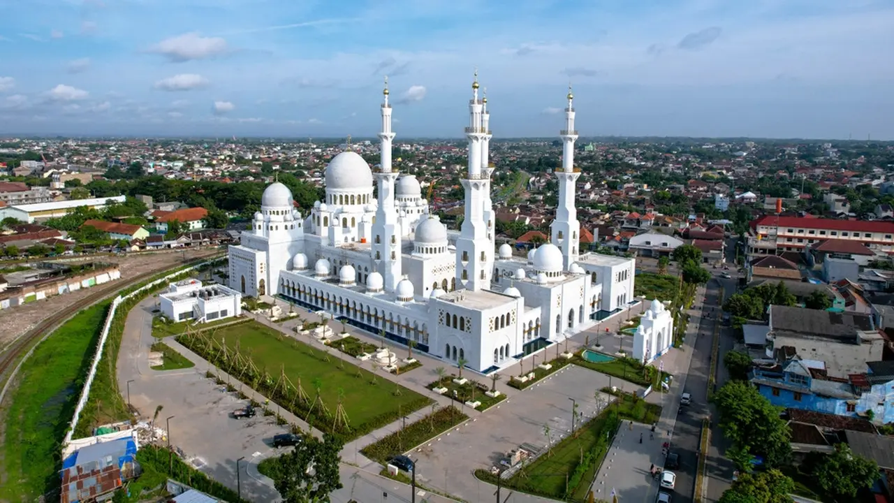 Masjid Raya Sheikh Zayed Solo.