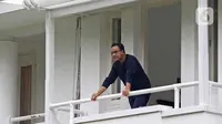 Gubernur DKI Jakarta Anies Baswedan terlihat di balkon rumah dinas Jalan Suropati, Menteng, Kamis (3/12/2020). Anies Baswedan yang masih melakukan isolasi mandiri di rumah dinas gubernur karena positif Covid-19 menyempatkan diri untuk berolahraga pada pagi ini (Liputan6.com/Herman Zakharia)