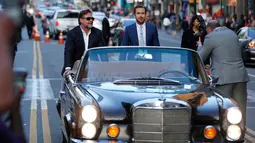 Aktor Hollywood Russell Crowe (kiri) dan Ryan Gosling saat berpura - pura mendorong mobil mereka saat akan premiere film " The Nice Guys " di Hollywood , AS , 10 Mei 2016. Film yang bergenre komedi ini akan diputar perdana di AS. (REUTERS / Mario Anzuoni)