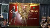 Puteri Indonesia 2016, Kezia Warouw memperkenalkan kostum untuk berlaga di Miss Universe 2016 pada saat jumpa pers jelang keberangkatan Puteri Indonesia ke ajang Miss Universe 2016 di kawasan Pancoran, Jakarta, Senin (9/1). (Liputan6.com/Herman Zakharia)
