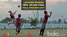 Pusamania Borneo FC melakuan latihan ringan di luar Stadion Pakansari, Bogor, jelang Final Piala Presiden 2017 melawan Arema FC.