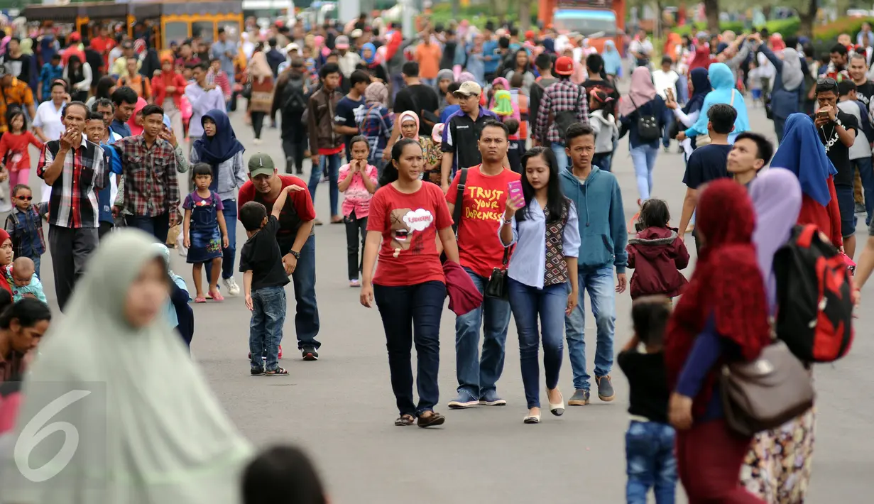 Warga berjalan-jalan di kawasan Monumen Nasional, Jakarta, Minggu (25/12). Libur perayaan Natal 2016 dimanfaatkan sejumlah warga untuk berwisata di kawasan Monumen Nasional. (Liputan6.com/Helmi Fithriansyah)