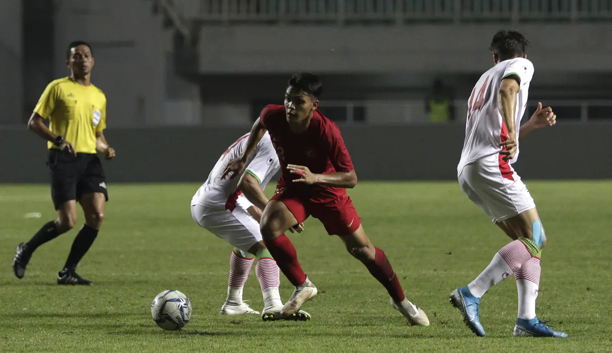 Rachmat Irianto. Bek asal Persebaya ini baru saja menjalani debut di timnas senior saat menjadi starter melawan Afghanistan. Dengan postur tinggi dan ketangguhannya, dirinya bakal menjadi benteng untuk menahan gempuran para pemain Thailand. (Bola.com/Yoppy Renato)