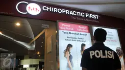 Ditreskrimum Polda Metro Jaya mengamati klinik Chiropractic First di FX Senayan, Jakarta, Kamis (7/1). Dinkes DKI bersama Polda Metro Jaya menyegel sejumlah cabang klinik Chiropractic First yang diduga melakukan malapraktik. (Liputan6.com/Gempur M Surya)