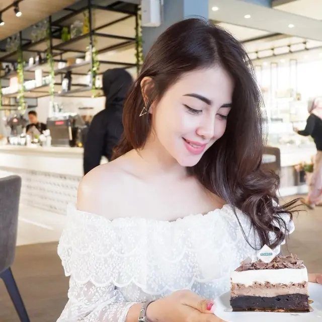 7 Pesona Hana Kartika, Istri Enji Baskoro yang Curi Perhatian