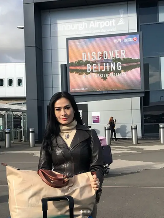 "Biarin aja lah. Ngurusin orang se-Indonesia mah cape. Asal jangan ganggu hidup aku aja. Nggak mau nanggepin, males. Kayak nggak ada kerjaan aja," kata Iis Dahlia. (Instagram/isdadahlia)