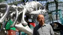 Seniman asal China, Huang Yong Ping saat mengenalkan instalasi seni dari kerangka ular di pameran Monumenta di Grand Palais, Paris , Prancis , 8 Mei 2016. Hari ini merupakan pembukaan umum instalasi seni milik Huang Yong Ping. (REUTERS / Jacky Naegelen)