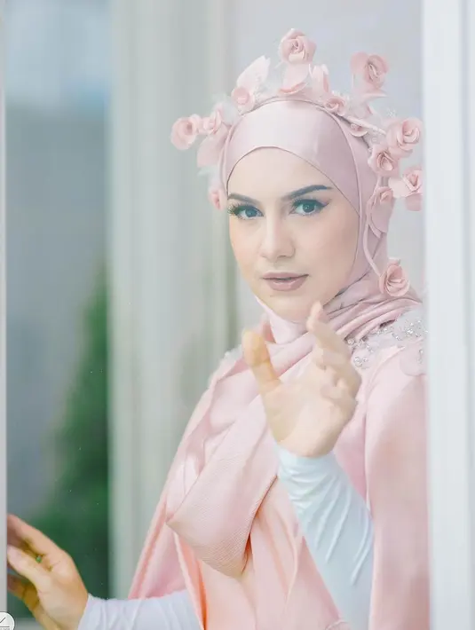 Makeup dari Irish Bella satu ini pun tampak flawless dengan fokus pada bagian mata. Tak heran jika cukup banyak netizen serta rekan artis yang memuji penampilannya. (Liputan6.com/IG/@_irishbella_)