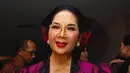 Kerap mengenakan kebaya, Titiek Puspa tampil dengan sanggul tekuk khas perempuan Jawa dan makeup bold [@titiekpuspa_official]