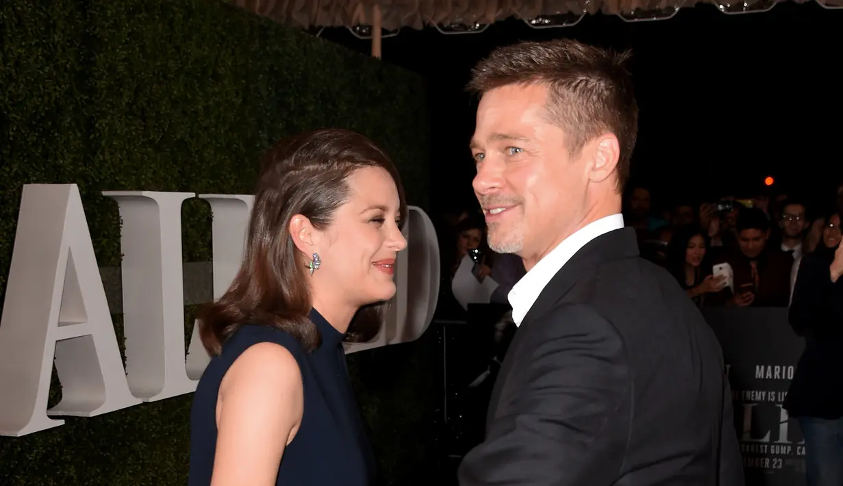 Brad Pitt dan Marion Cotillard dikabarkan pernah menjalin hubungan, keduanya kembali terlihat mesra. Namun kali ini keduanya hadir dalam premier film terbaru yang mereka bintangi bertajuk ‘Allied’. (AFP/Bintang.com)