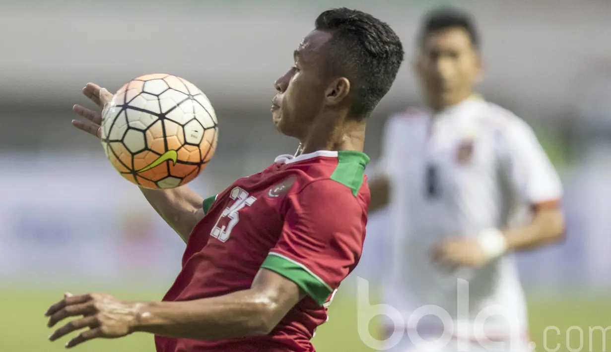 Gaya pemain Timnas U-22 Indonesia, Osvaldo Haay mengontrol bola saat melawan Myanmar pada laga uji coba di Stadion Pakansari, Selasa (21/3/2017). Indonesia kalah 1-3 dari Myanmar. (Bola.com/Vitalis Yogi Trisna)