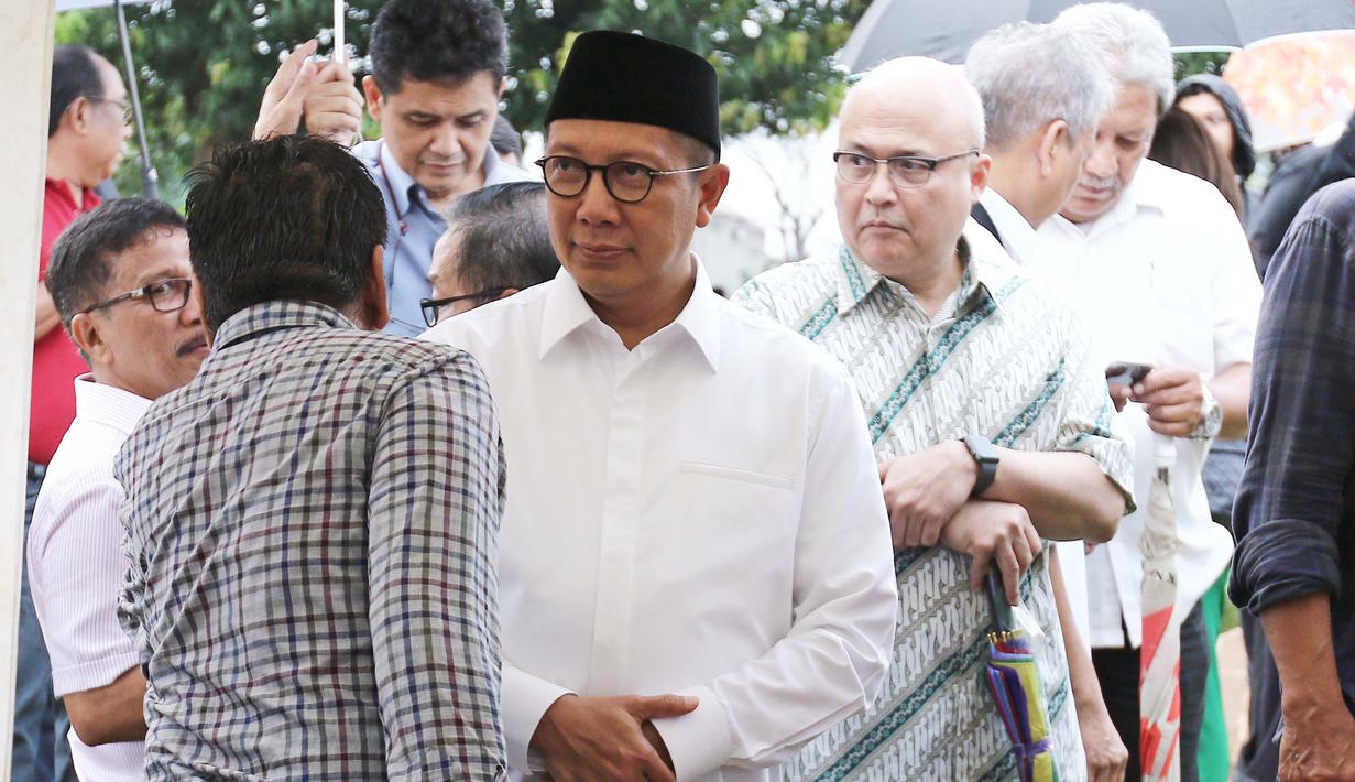 Menteri Agama Lukman Hakim saat di pemakaman almarhum RMH Heroe Siswanto atau dikenal Sys NS di TPU Jeruk Purut, Jakarta, Selasa (23/1). (Liputan6.com/Herman Zakharia)