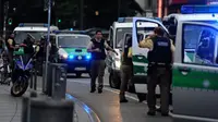  Para personel Kepolisian Munich, Jerman, berjaga-jaga pasca-penembakan di pusat perbelanjaan Olympia-Einkaufszentrum (OEZ). (www.cnn.com)