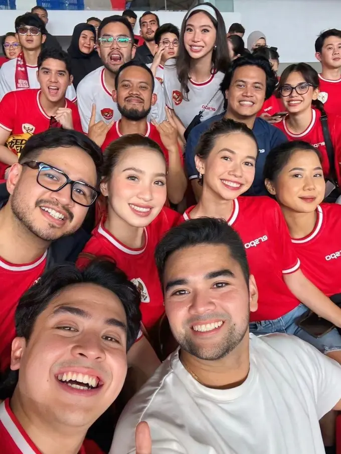 Gaya Yuki Kato Menyaksikan Timnas Indonesia vs Arab di GBK