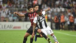 2. Duel yang dilakukan oleh Douglas Costa dan Lucas Paqueta pada laga Final Piala Super Italia yang berlangsung di stadion King Abdullah Sports City, Jeedah, Kamis (17/1). AC Milan kalah 0-1 kontra Juventus (AFP/Giuseppe Cacace)