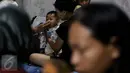 Seorang balita korban banjir bandang di Bojong Sudika, Kec. Tarogong Kidul, Kab. Garut, ikut mengungsi di garasi mobil milik warga setempat, Kamis (22/9). Di kawasan padat penduduk itu diketahui sebanyak 160 rumah porak poranda. (Liputan6.com/Johan Tallo)