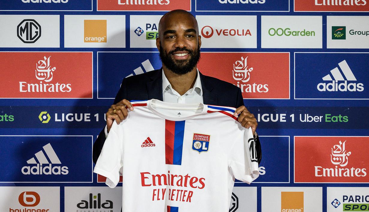 Alexandre Lacazette. Striker berusia 31 tahun ini menjadi pemain terakhir yang baru saja memutuskan kembali ke Liga Prancis di musim 2022/2023 usai merumput di Liga Inggris. Ia didatangkan Arsenal dari Olympique Lyon pada awal musim 2017/2018 dengan nilai transfer 53 juta euro. Bersama The Gunners hingga akhir musim 2021/2022 ia total tampil dalam 206 laga di semua ajang dengan torehan 71 gol dan 36 assist. Mulai musim 2022/2023 ia akan bermain bersama klub lamanya Olympique Lyon usai dilepas Arsenal dengan status bebas transfer. (AFP/Jeff Pachoud)