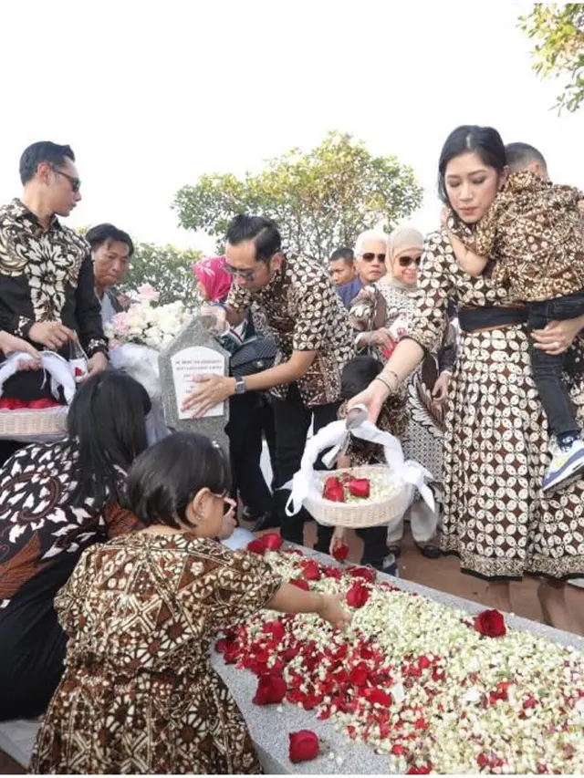 Momen SBY dan Keluarga Ziarah Makam Di Hari Ulang Tahun Ani Yudhoyono