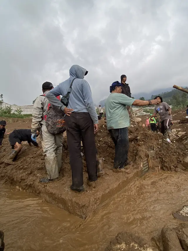 Proses Evakuasi Longsor Cisarua Bandung Barat