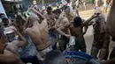Para tahanan mandi bersama usai melakukan terapi liat di penjara Porto Velho, Brasil, (28/8/2015) . Tahanan diajak bergembira bersama tanpa harus melihat dia telah melakukan kriminal apa sebelumnya. (REUTERS/Nacho Doce) 