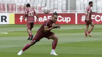 Pemain Persija Jakarta, Ryuji Utomo, mengontrol bola saat latihan jelang laga Piala AFC di SUGBK, Jakarta, Senin (22/4). Persija akan berhadapan dengan Ceres-Negros. (Bola.com/M Iqbal Ichsan)