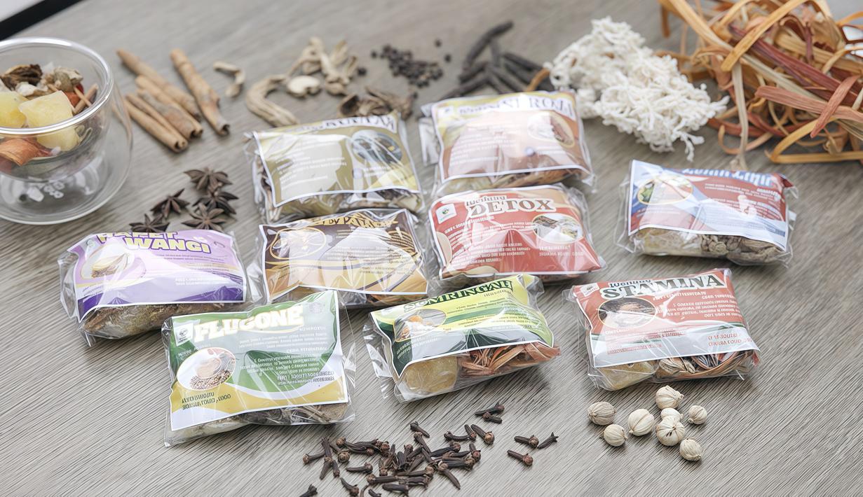 Dengan bahan lokal seperti rempah-rempah dan tepung mokaf, Dewi memproduksi aneka bumbu instan sehat seperti ayam krispi dan tempe mendoan. Semua diracik tanpa pengawet dan tetap terjangkau. (Adv/BRI)