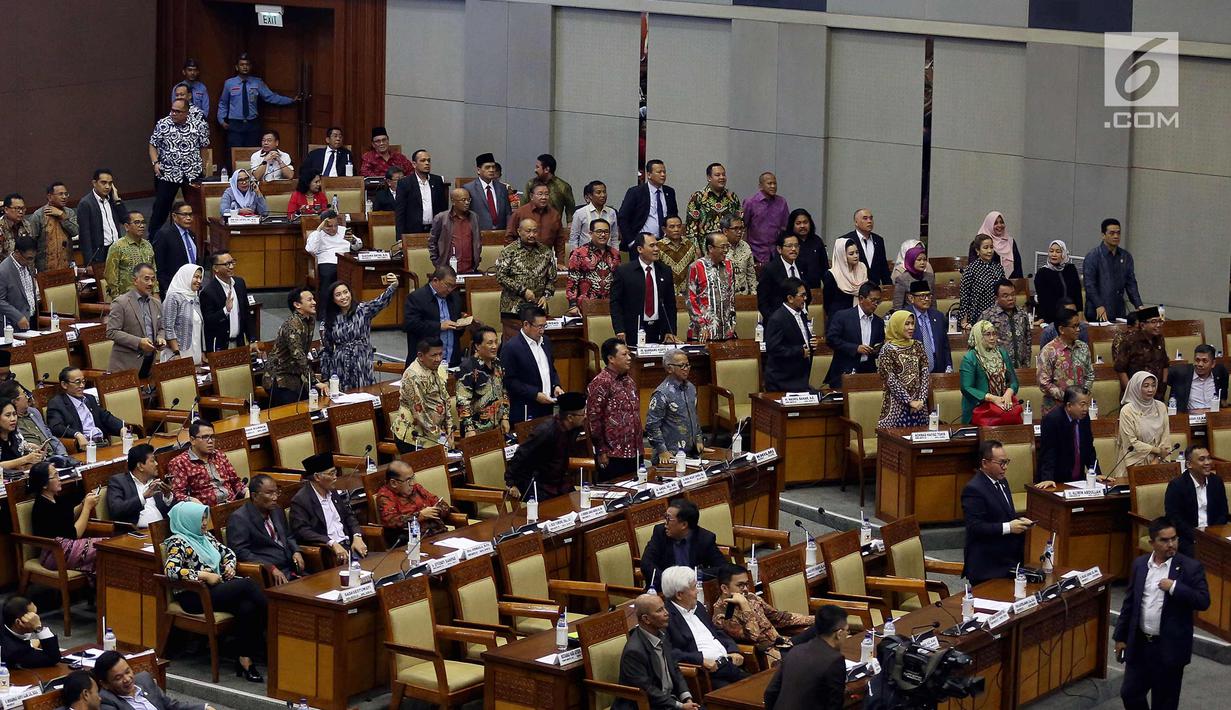 Suasana sidang paripurna pengesahan Peraturan Pemerintah Pengganti Undang-Undang Nomor 2 Tahun 2017 tentang Perppu Ormas di gedung Parlemen, Jakarta, Selasa (24/10). DPR resmi Mengesahkan Perpu Ormas melalui Voting. (Liputan6.com/Johan Tallo)