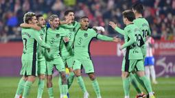 Selebrasi para pemain Atletico Madrid setelah Alvaro Morata (kanan) mencetak gol penyeimbang 1-1 ke gawang Girona pada laga pekan ke-19 Liga Spanyol 2023/2024 di Montilivi Stadium, Girona, Kamis (4/1/2024) dini hari WIB. (AFP/Pau Barrena)