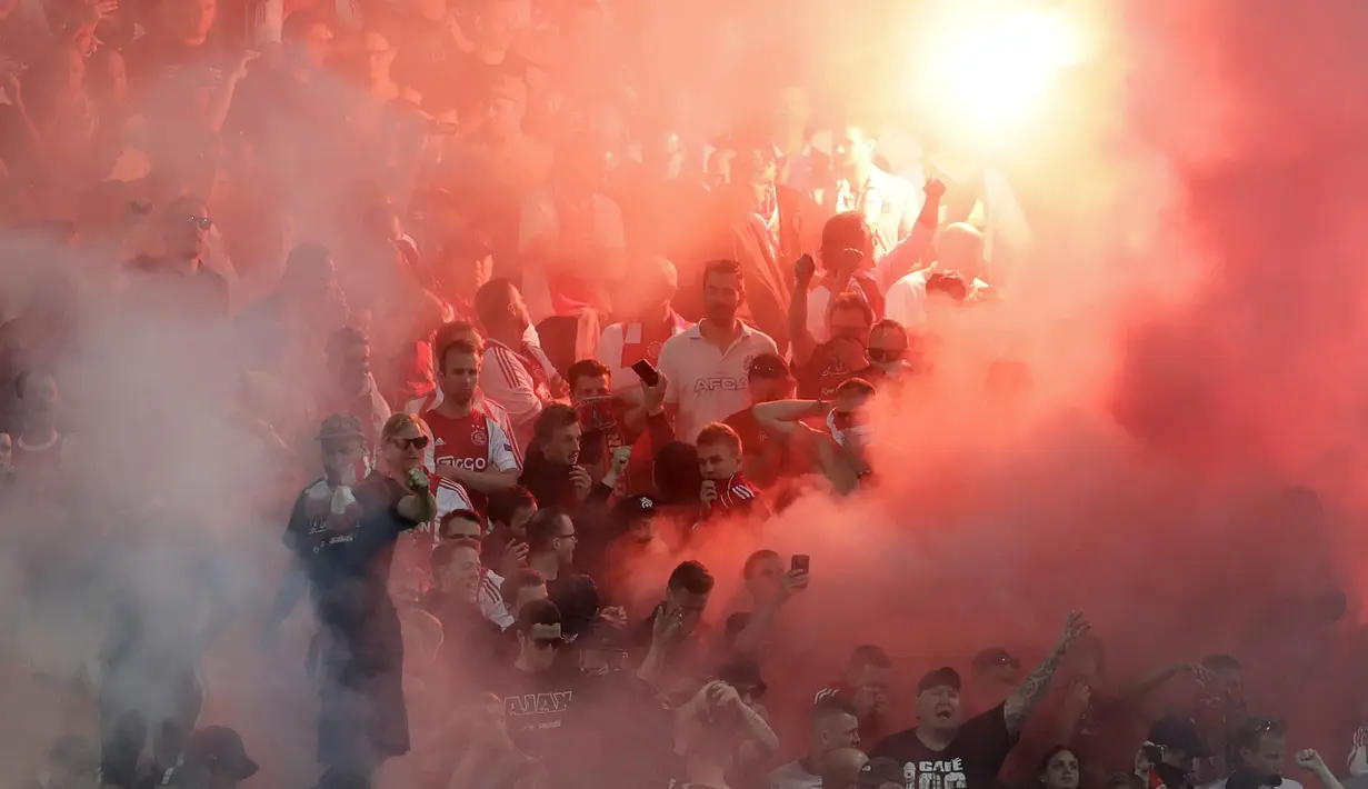 Suporter Ajax Amsterdam tampak kecewa usai menyaksikan langsung tim kesayanganya kalah dari Manchester United di Stadion Stockholm, Swedia, (24/05/2017). Manchester menang 2-0. (AP/Michael Sohn)