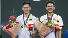 Final sesama ganda putra Indonesia di turnamen bulu tangkis Denmark Open 2022 yang berlangsung di Jyske Bank Arena, Odense, Denmark, Minggu (23/10/2022) malam WIB akhirnya dimenangkan Fajar Alfian/Muhammad Rian Ardianto usai mengalahkan rekannya Marcus Fernaldi Gideon/Kevin Sanjaya Sukamuljo. Fajar/Rian sukses menekuk The Minions dua game langsung dalam laga seru dan dramatis. (AFP/Ritzau Scanpix/Claus Fisker)