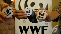 Anggota WWF Indonesia memperlihatkan pin yang bergambar panda.  Panda adalah logo dari WWF, Jakarta, Jumat (29/8) (Liputan6.com/Johan Tallo)