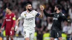 Pemain Real Madrid Karim Benzema melakukan selebrasi usai mencetak gol ke gawang Karim Benzema pada pertandingan sepak bola leg kedua babak 16 besar Liga Champions di Stadion Santiago Bernabeu, Madrid, Spanyol, Rabu (15/3/2023). Real Madrid menang 1-0 dan berhasil lolos ke perempat final Liga Champions. (AP Photo/Bernat Armangue)