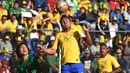 Pemain Brasil, Casemiro menyundul bola melewati adangan pemain Bolivia, Marcelo Martins (kiri)  pada kualifikasi Piala Dunia 2018 zona CONMEBOL di La Paz, Bolivia, (5/10/2017). Brasil bermain imbang 0-0. (AFP/Nelson Almeida)