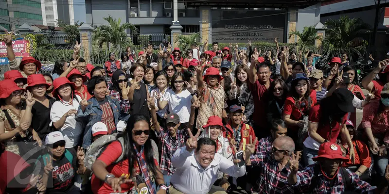 20170512-Pendukung Ahok Masih Bertahan Di Pengadilan Tinggi Negeri DKI Jakarta-Fanani