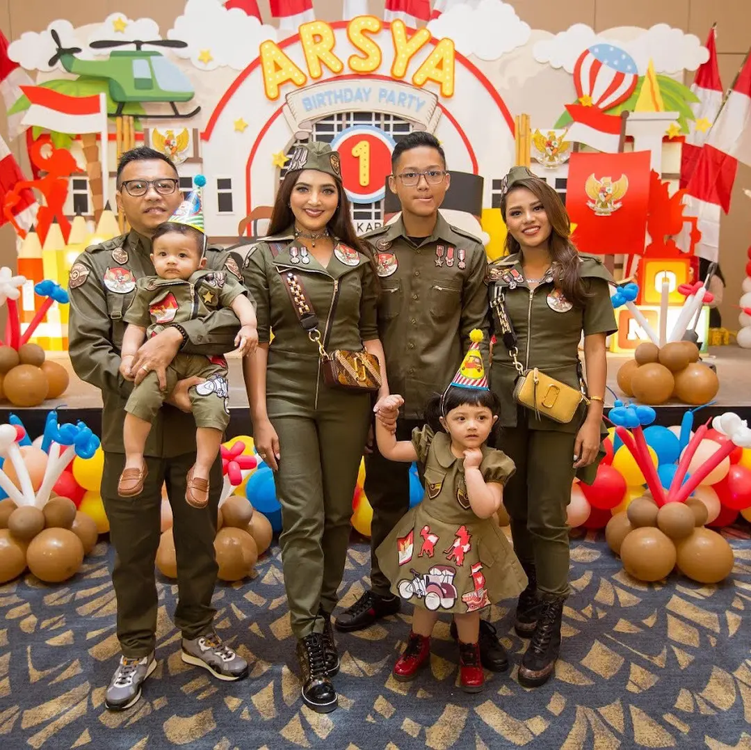 Ashanty dan keluarga di Pesta Halloween (Instagram/ashanty_ash)