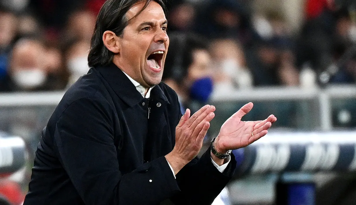 Pelatih Inter Milan, Filippo Inzaghi memberi semangat kepada para pemain saat bertanding melawan Genoa dalam pertandingan Liga Serie A Italia di Stadion The Luigi Ferraris, Genoa (26/2/2022). Inter Milan bermain imbang atas Genoa 0-0. (AFP/Vicenzo Pinto)
