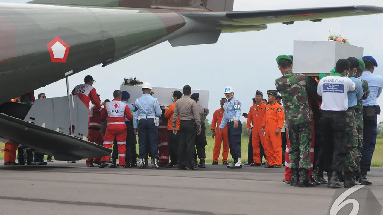 Awan Hitam Selimuti Iringan Jenazah AirAsia ke Surabaya