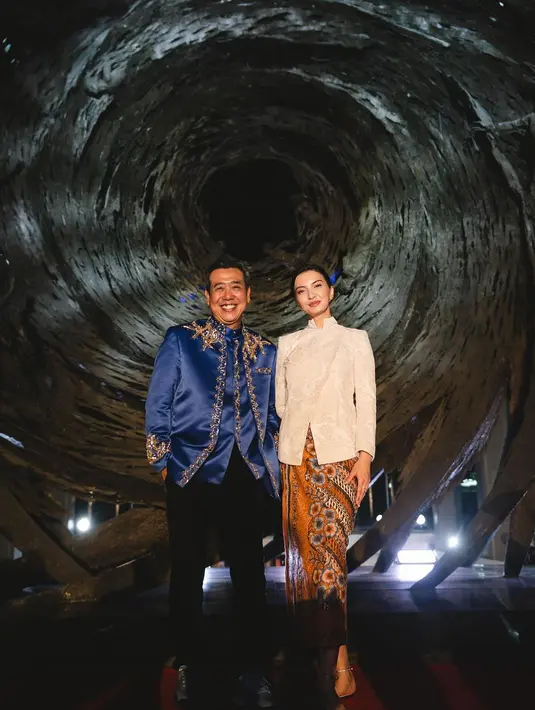 Berbeda dari museum look Raline Shah biasanya, kali ini ia tampil dengan gaya feminin maskulin yang khas [@ralineshah]