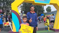 Rizky Ramadhan, bocah cilik yang memenangkan doorprize berupa tiket pertandingan Piala Dunia U-17 2023 saat menghadiri Trophy Experience Piala Dunia U-17 2023 di Bandung, Minggu (22/10/2023) pagi WIB. (Bola.com/Muhammad Adi Yaksa)