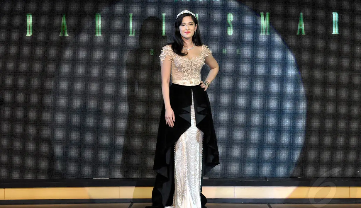 Di peragaan busana dengan dekorasi ala kerajaan itu, aktris Dian Sastrowardoyo tampil cantik ala putri, Jakarta, (29/8/14). (Liputan6.com/Panji Diksana)