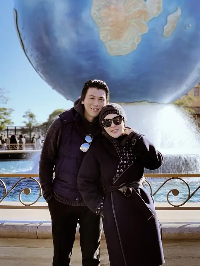 Syahrini dan Reino Barack