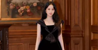 Jisoo Blackpink pun diketahui menggunakan gaun dari brand ternama Dior. Penampilannya ini pun terlihat sederhana namun tetap terkesan begitu elegan. (Liputan6.com/IG/@yg_stage)