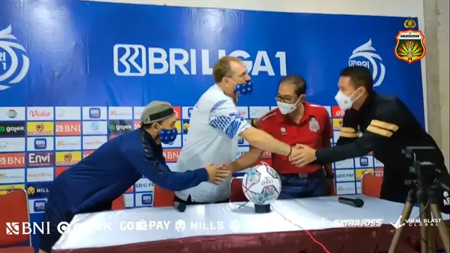 Pelatih Persib Bandung, Robert Alberts dan COO Bhayangkara FC, Sumardji saling meminta maaf.