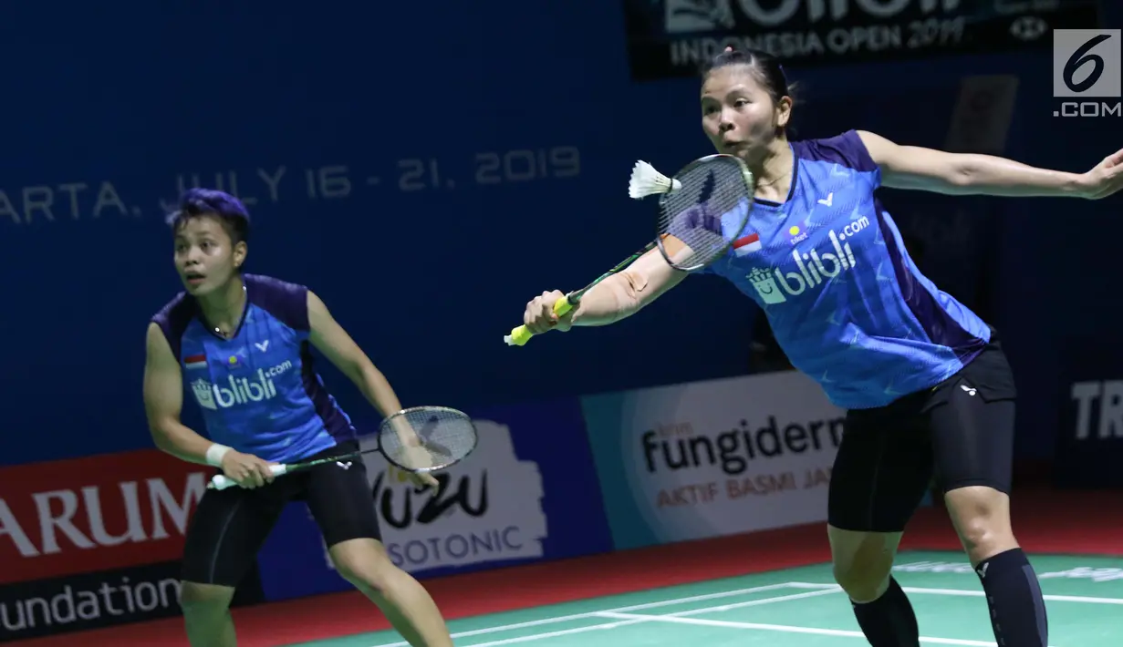 Pebulu tangkis ganda putri Indonesia, Greysia Polii/Apriyani Rahayu mengembalikan kok ke arah Kim So Yeong/Kong Hee Yong (Korsel) di babak 16 besar Indonesia Open 2019 di Istora Senayan, Jakarta, Kamis (18/7/2019). Greysia/Apriyani kalah 20-22, 21-18, 13-21. (Liputan6.com/Helmi Fithriansyah)