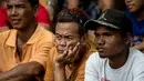 Warga Filipina menyaksikan petinju idola mereka, Manny Pacquiao, melawan petinju Australia Jeff Horn, pada perebutan gelar kelas welter WBO, di Manila, Minggu (2/7). Pacquiao dinyatakan kalah angka dalam laga yang berlangsung di Brisbane. (Noel CELIS/AFP)