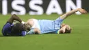 Antonio Rudiger (kiri) dan Kevin De Bruyne (kanan) terjatuh setelah bertabrakan selama pertandingan final Liga Champions antara Manchester City dan Chelsea di Stadion Dragao di Porto, Portugal, Sabtu, (29/052021) atau Minggu dini hari WIB. (Foto: AP/Pool/Carl Recine)